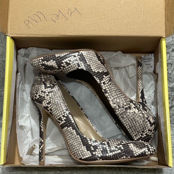 Cathy Jean Snakeskin heels, shoebox included, size 7.5 - Picture 5 of 6